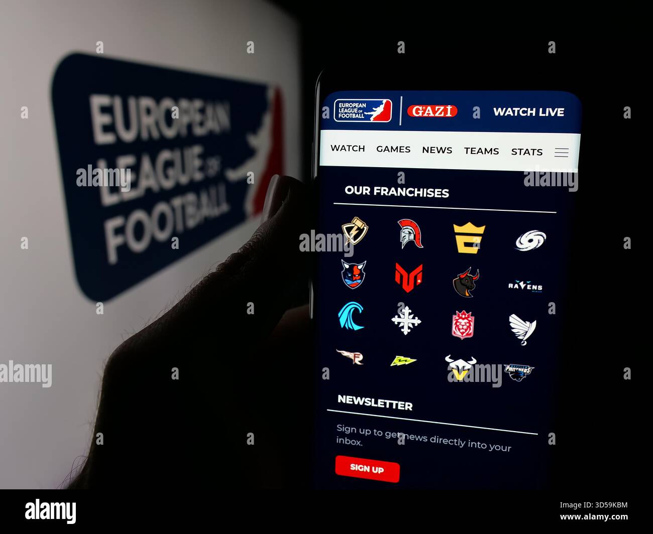 Stoccarda, Germania - 11-05-2025: Persona con smartphone con pagina web dell'organizzazione European League of Football ELF sullo schermo davanti al logo. Foto Stock