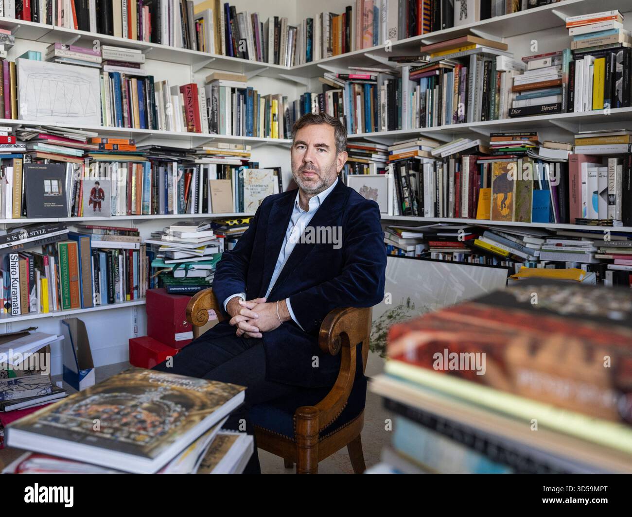 Olivier Gabet, direttore del Dipartimento di Arti Decorative al Museo del Louvre, nel suo ufficio a Parigi, Francia, il 27 ottobre 2025. Foto di Axelle De russe/ABACAPRESS.COM Foto Stock