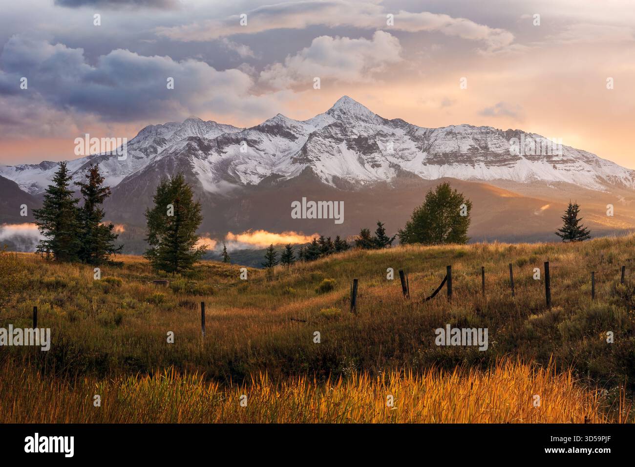 Vista panoramica al tramonto del Wilson Peak sulle San Juan Mountains vicino a Telluride, Colorado Foto Stock
