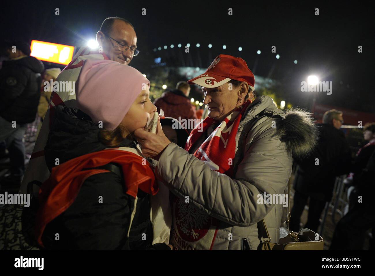 Varsavia, Polonia. 14 novembre 2025. I tifosi polacchi e olandesi sono stati visti allo stadio nazionale PGE di Varsavia, Polonia, il 14 novembre 2025, in vista della partita di qualificazione alla Coppa del mondo FIFA. (Foto di Jaap Arriens/Sipa USA) credito: SIPA USA/Alamy Live News Foto Stock