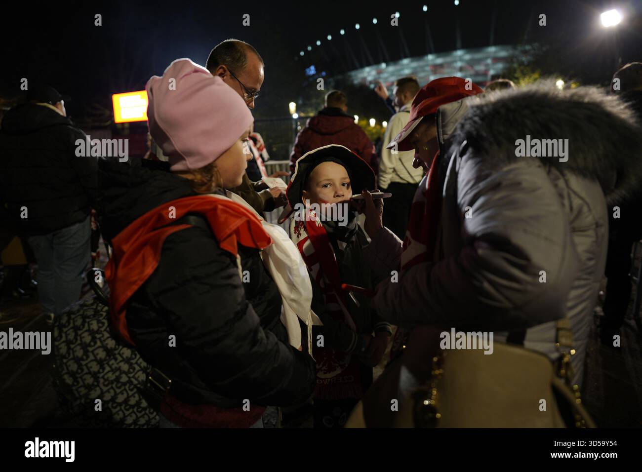 Varsavia, Polonia. 14 novembre 2025. I tifosi polacchi e olandesi sono stati visti allo stadio nazionale PGE di Varsavia, Polonia, il 14 novembre 2025, in vista della partita di qualificazione alla Coppa del mondo FIFA. (Foto di Jaap Arriens/Sipa USA) credito: SIPA USA/Alamy Live News Foto Stock