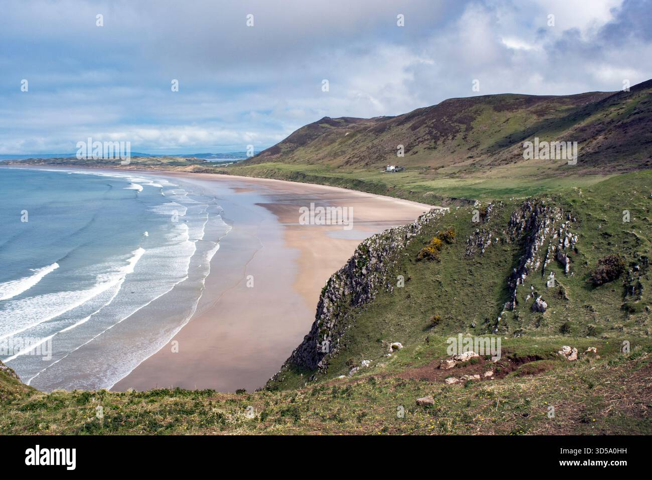Rhossilli, grande spiaggia sabbiosa del Galles con il famoso naufragio sulla sabbia Foto Stock