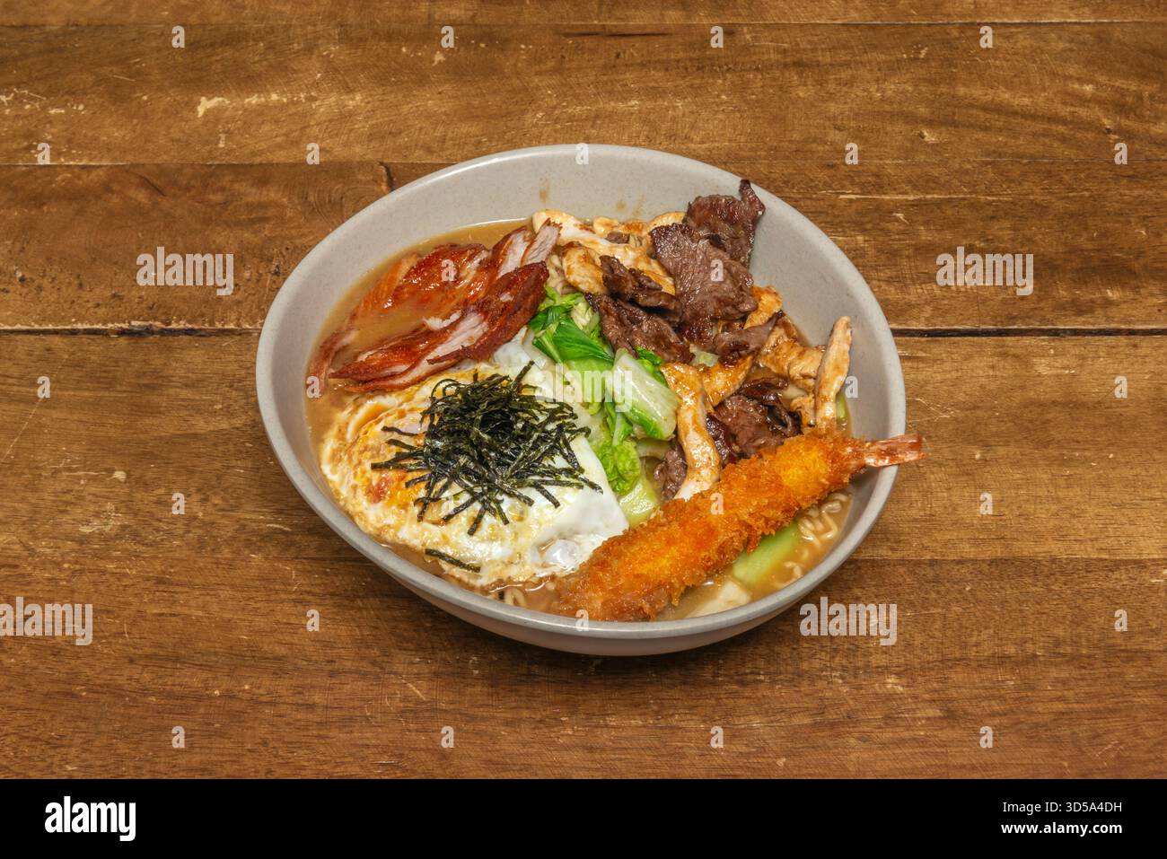 Ciotola di Ramen Karai piccante con base di miso, pasta di peperoncino, 8. Maiale macinato, fagioli neri e cipolle fritte Foto Stock
