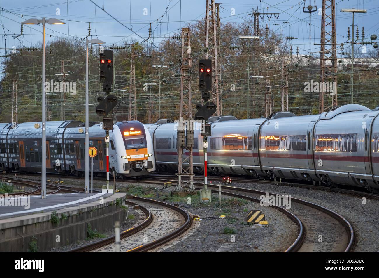 Treno ICE, treno RRX, entrata alla stazione centrale di Essen, Renania settentrionale-Vestfalia, Germania Foto Stock