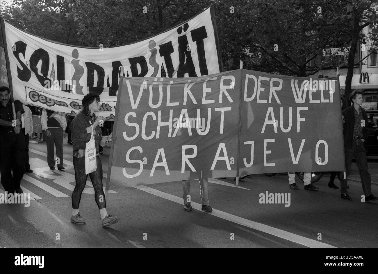 Germania, Berlino, 11.9,1992, demo per Sarajevo, da Adenauer - a Breitscheidplatz Foto Stock