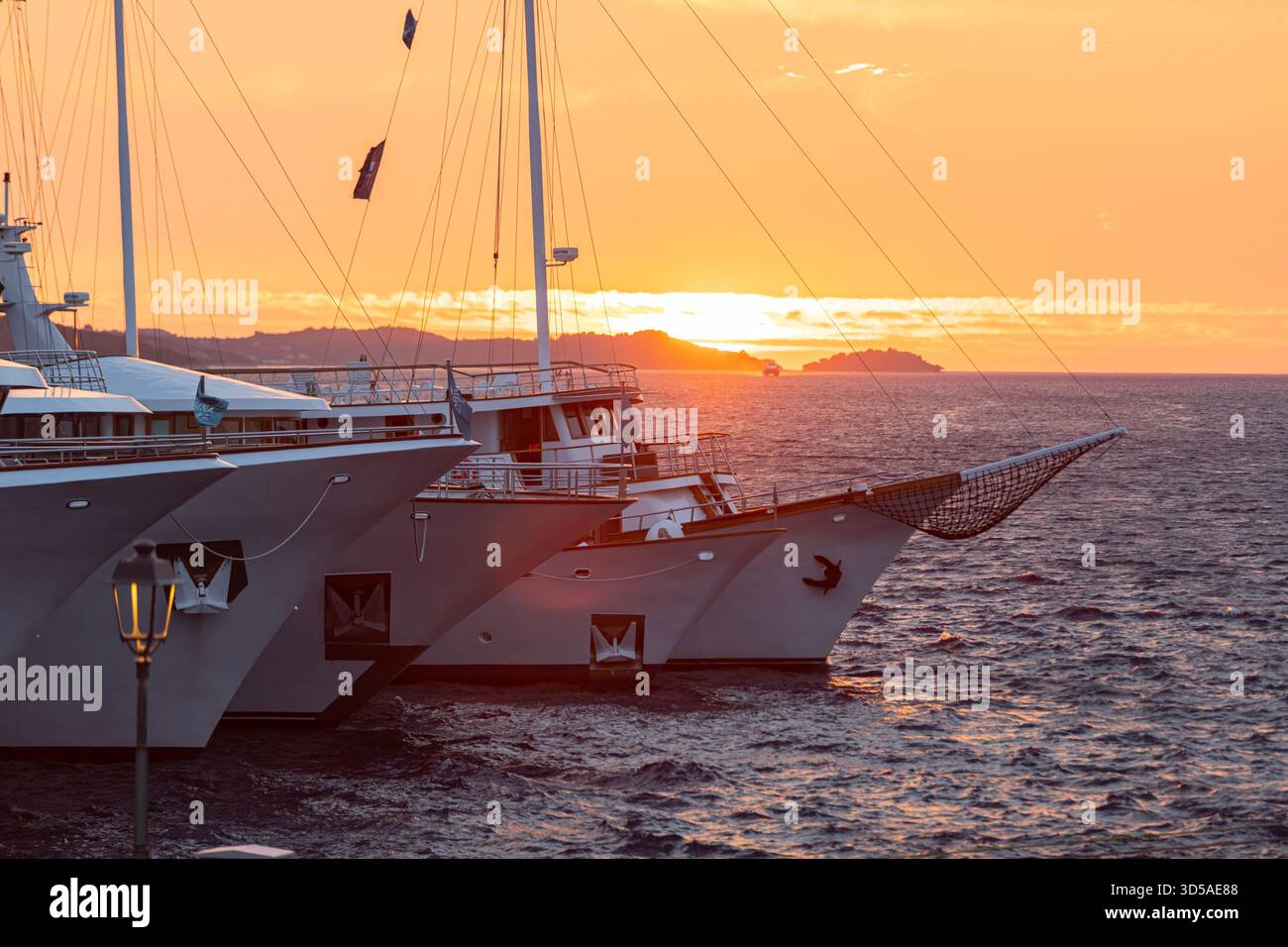 Gli yacht attraccano nel porto di Korcula al tramonto Foto Stock
