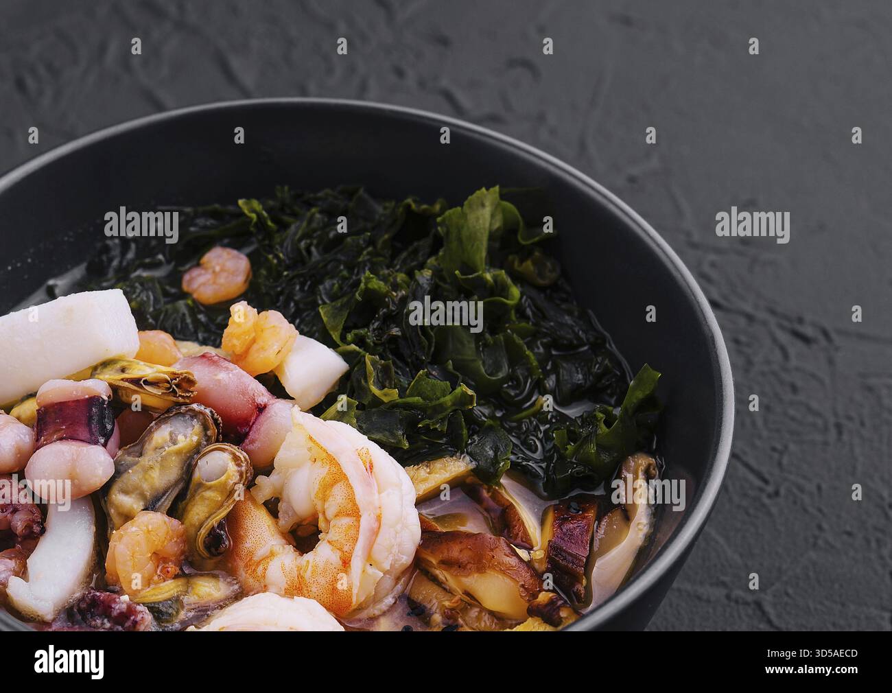Cibo, zuppa cinese con alghe e pesce Foto Stock