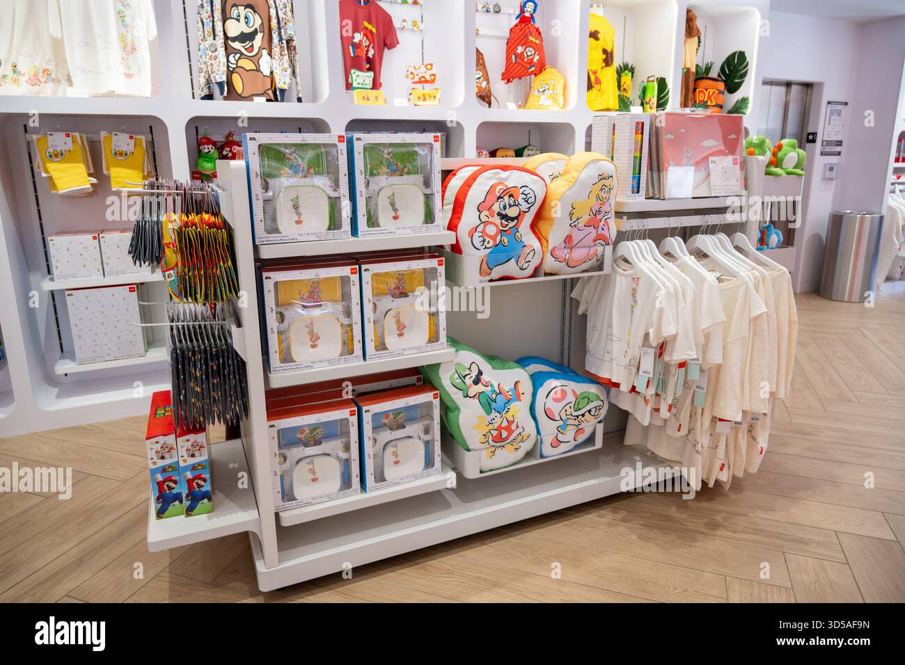 Esposizione al dettaglio con cuscini a tema Super Mario, magliette per bambini e set di giocattoli all'interno del Nintendo Store, San Francisco, California, 19 agosto 2025. (Foto di Smith Collection/Gado/Sipa USA) Foto Stock
