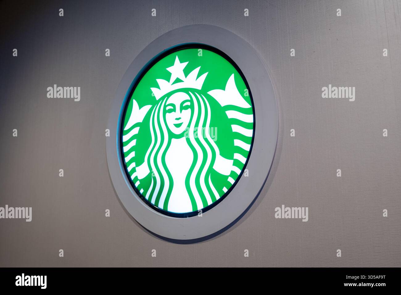 Primo piano del logo Starbucks illuminato di notte ad Atlanta, Georgia, Stati Uniti, 19 ottobre 2025. (Foto di Smith Collection/Gado/Sipa USA) Foto Stock