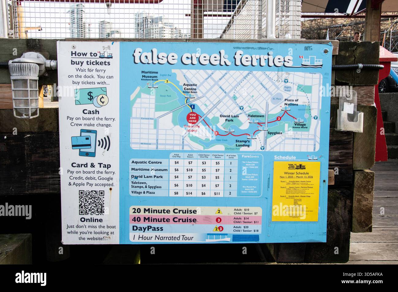 Falsi Creek Ferries mappa e cartellone di orario presso Granville Island a Vancouver, British Columbia, Canada Foto Stock