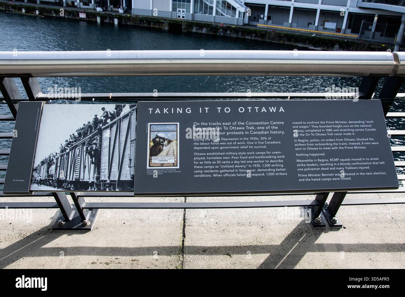 Cartello informativo che porta a Ottawa presso Bon Voyage Plaza nel centro di Vancouver, British Columbia, Canada Foto Stock