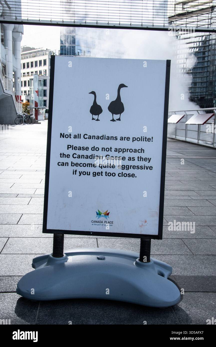 Segnale di avvertimento di oche aggressive in Canada Place nel centro di Vancouver, British Columbia, Canada Foto Stock