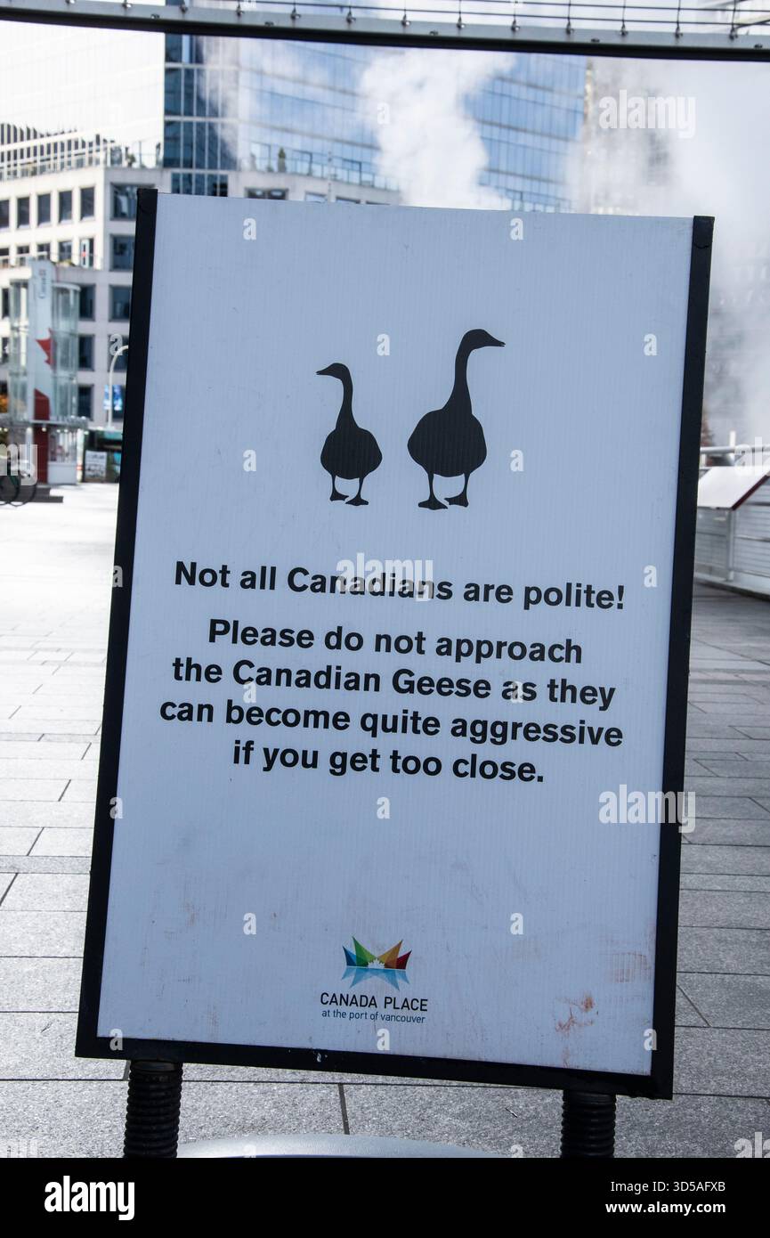 Segnale di avvertimento di oche aggressive in Canada Place nel centro di Vancouver, British Columbia, Canada Foto Stock