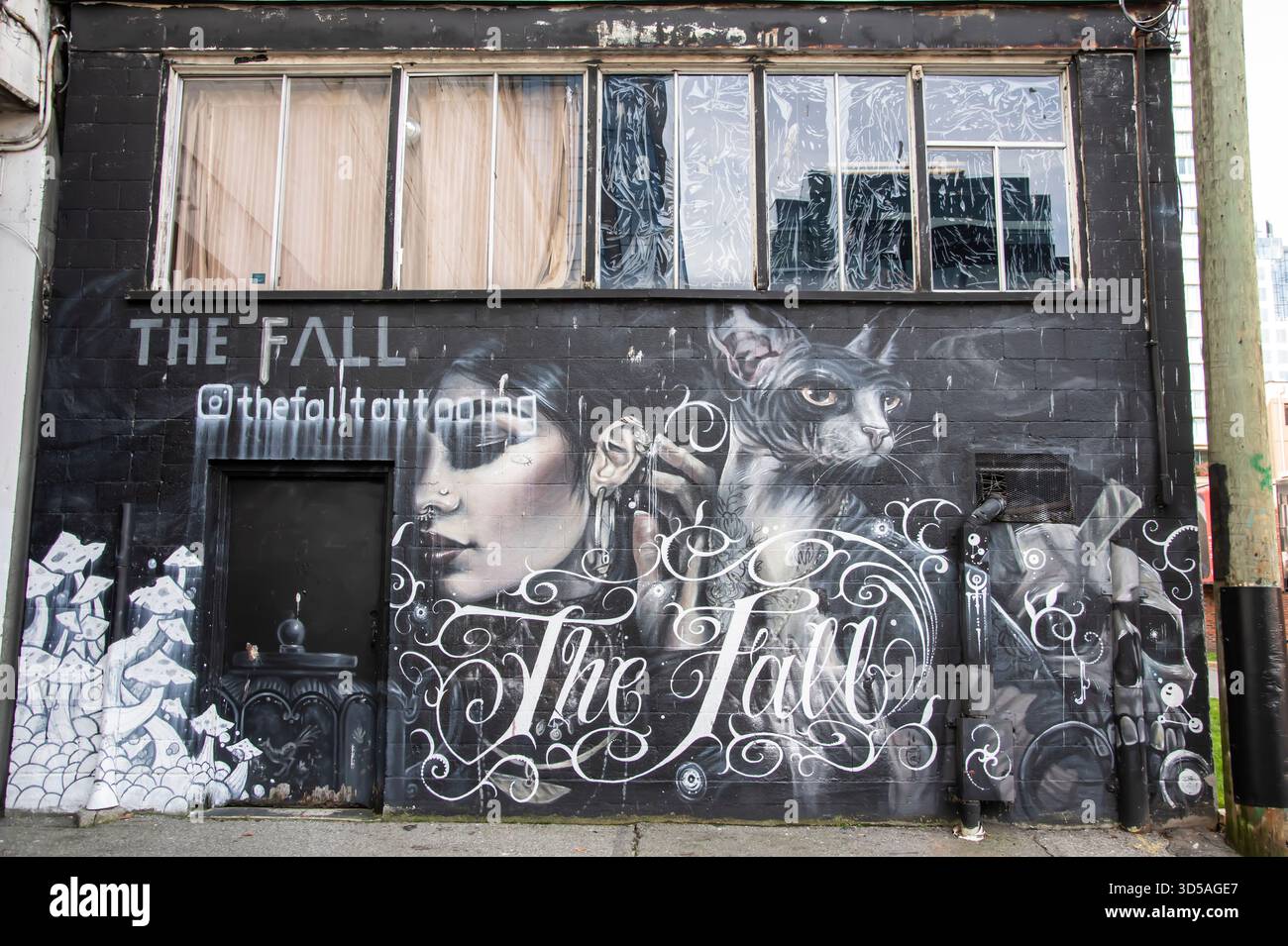 Il murale Fall Tattoo in un vicolo vicino a Seymour Street nel centro di Vancouver, British Columbia, Canada Foto Stock