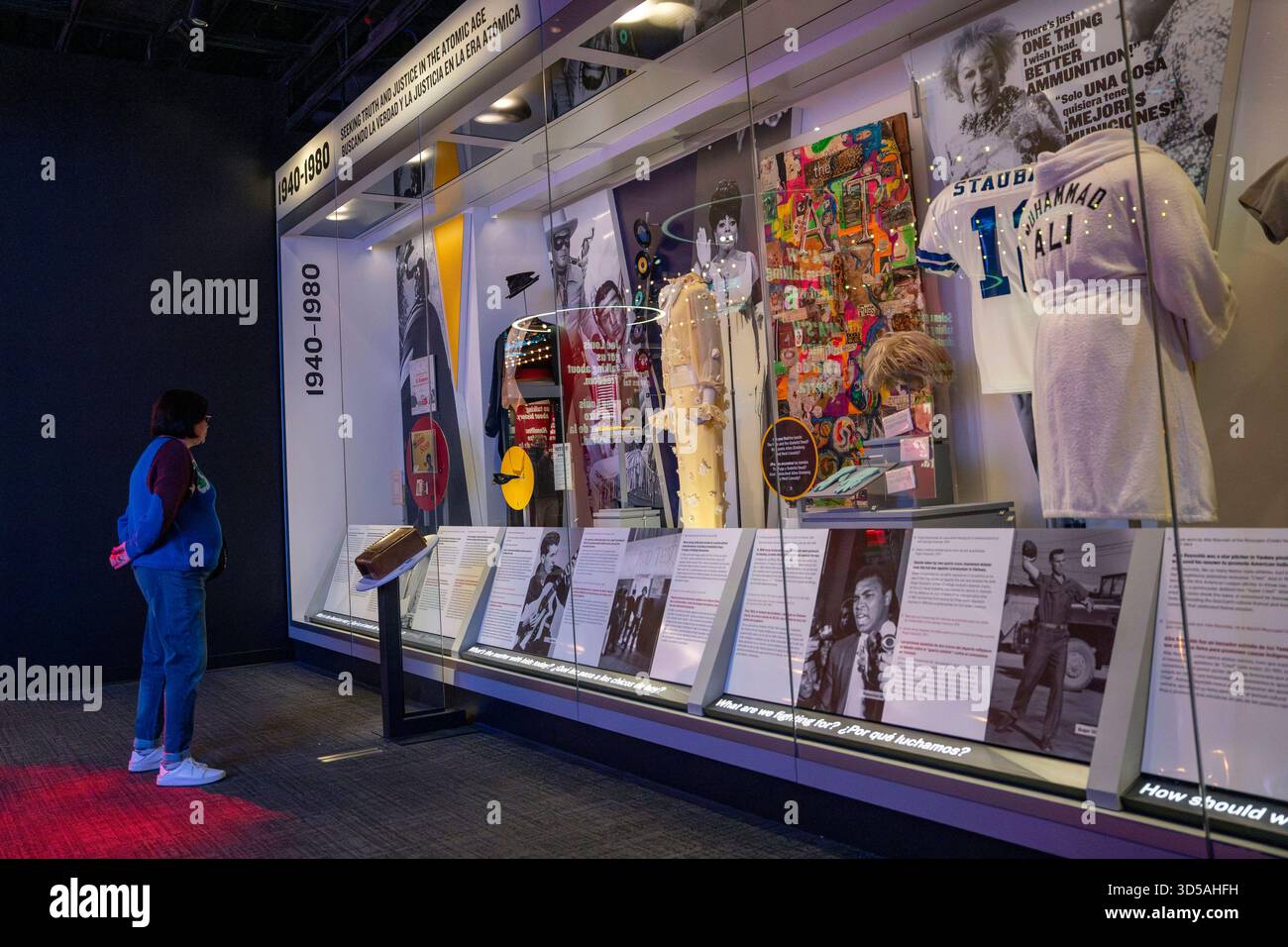 Washington, Stati Uniti. 14 novembre 2025. Una donna guarda una mostra nella sezione "Entertainment Nation" dello Smithsonian National Museum of American History il primo giorno in cui il museo ha riaperto dopo la chiusura del governo a Washington, DC, venerdì 14 novembre 2025. Tutti i Musei Smithsonian saranno aperti entro la prossima settimana, dopo che il presidente Donald Trump ha firmato un disegno di legge approvato dal Congresso mercoledì sera che ha posto fine alla più lunga chiusura governativa della storia. Foto di Bonnie Cash/UPI credito: UPI/Alamy Live News Foto Stock