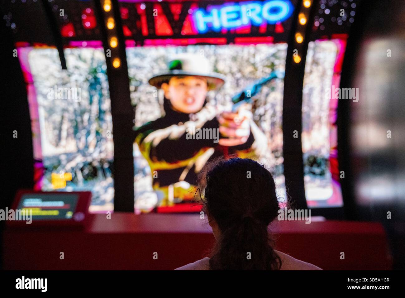 Washington, Stati Uniti. 14 novembre 2025. Una donna guarda un video nella sezione "Entertainment Nation" dello Smithsonian National Museum of American History il primo giorno in cui il museo ha riaperto dopo la chiusura del governo a Washington, DC, venerdì 14 novembre 2025. Tutti i Musei Smithsonian saranno aperti entro la prossima settimana, dopo che il presidente Donald Trump ha firmato un disegno di legge approvato dal Congresso mercoledì sera che ha posto fine alla più lunga chiusura governativa della storia. Foto di Bonnie Cash/UPI credito: UPI/Alamy Live News Foto Stock