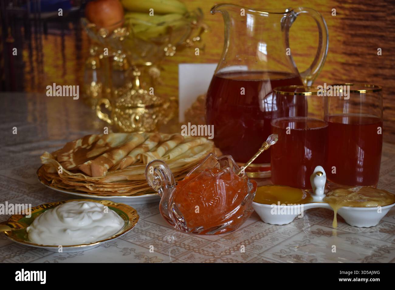 Pancake, caviale rosso, succo di bacche Foto Stock
