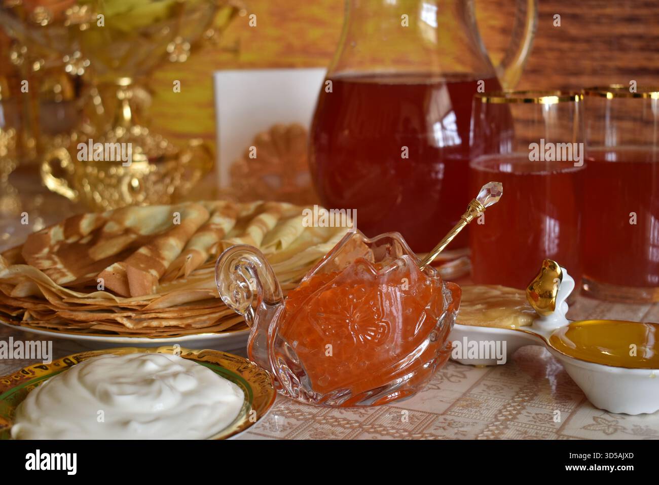 Pancake, caviale rosso, succo di bacche Foto Stock