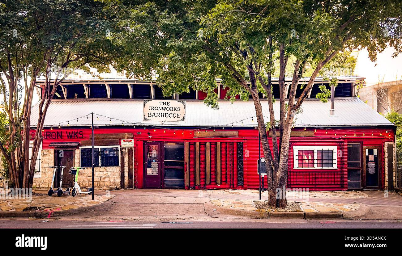 Texas, USA, 30 maggio 2024, veduta del Iron Works Barbecue, un ristorante in un edificio rosso con tetto di latta nel quartiere di Red River Foto Stock