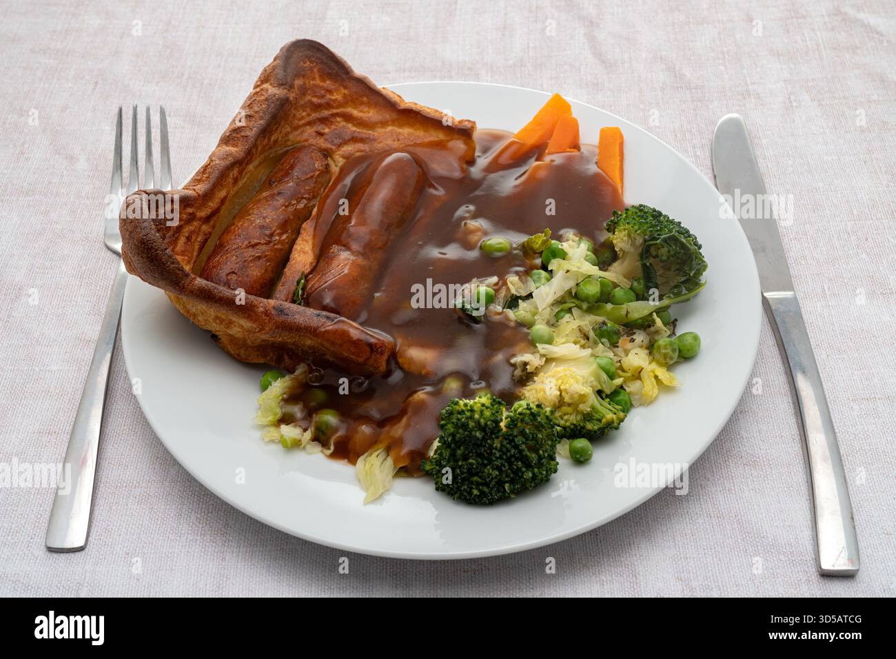 Cena con rospo nel buco con verdure e sugo di carne - salsicce in pastella Foto Stock