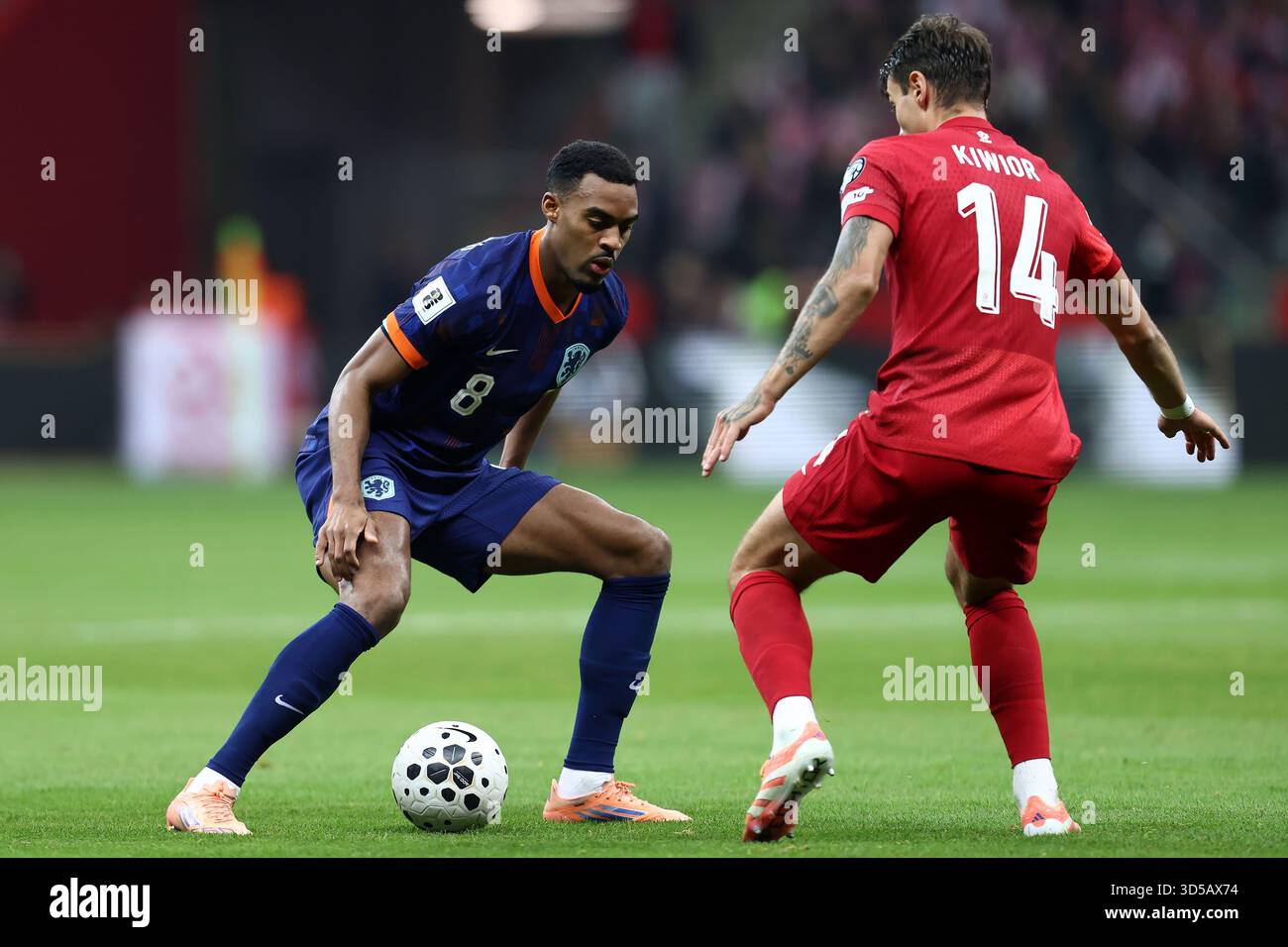 Varsavia, Pologne. 14 novembre 2025. Ryan Gravenberch dei Paesi Bassi e Jakub Kiwior della Polonia durante la Coppa del mondo FIFA 2026, qualificazioni, partita di calcio del gruppo G tra Polonia e Paesi Bassi il 14 novembre 2025 allo stadio PGE Narodowy di Varsavia, Polonia - foto Piotr Matusewicz/DPPI credito: DPPI Media/Alamy Live News Foto Stock