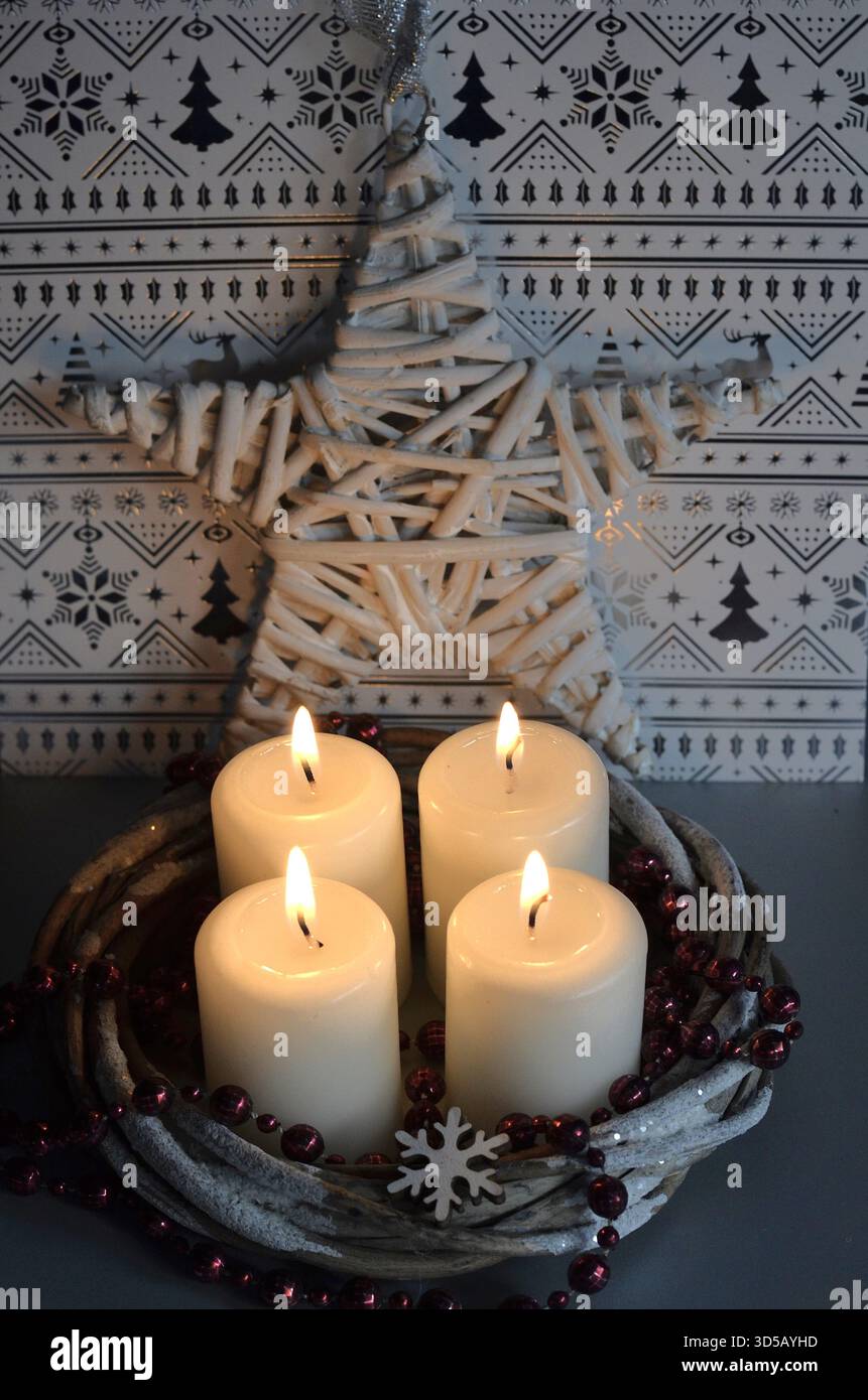 Candele ardenti dell'avvento con decorazioni a stelle d'epoca Foto Stock