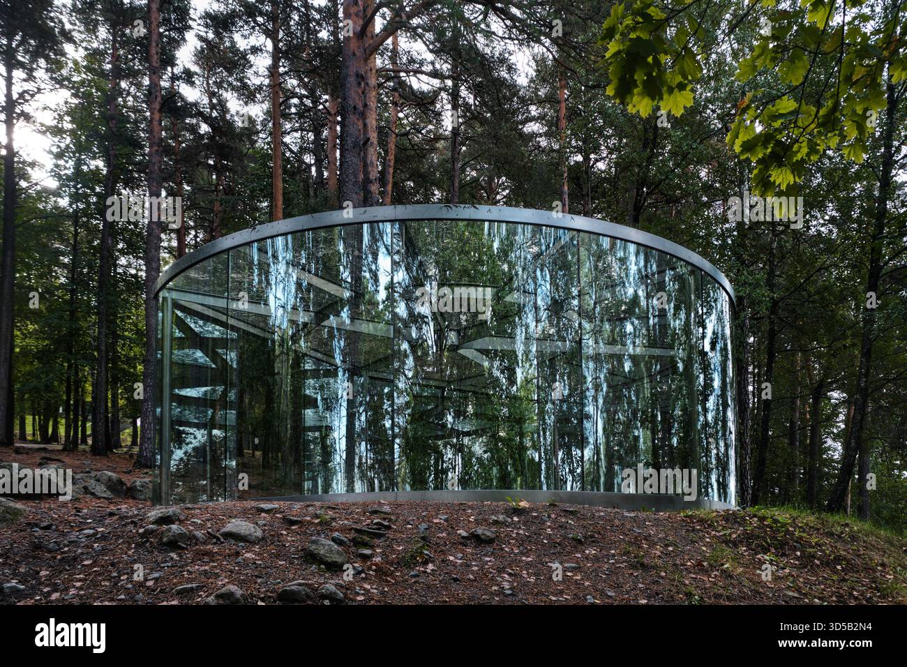 Oslo, Norvegia - 7 settembre 2025: Ekeberg Pavilion, realizzato in vetro, metallo e pietra, nell'Ekebergparken Sculpture Park dell'artista Dan Graham Foto Stock
