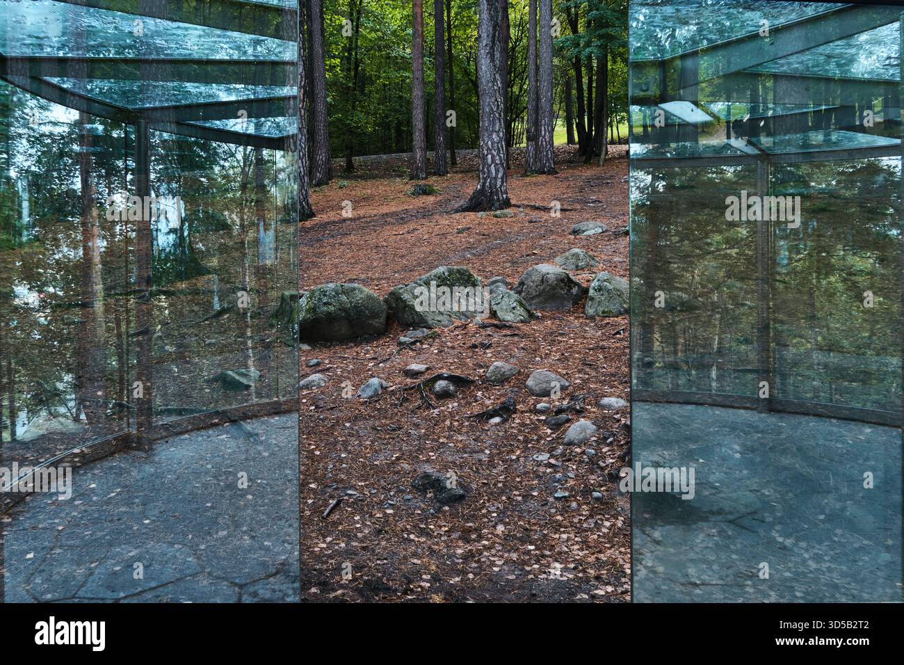 Oslo, Norvegia - 7 settembre 2025: Ekeberg Pavilion, realizzato in vetro, metallo e pietra, nell'Ekebergparken Sculpture Park dell'artista Dan Graham Foto Stock