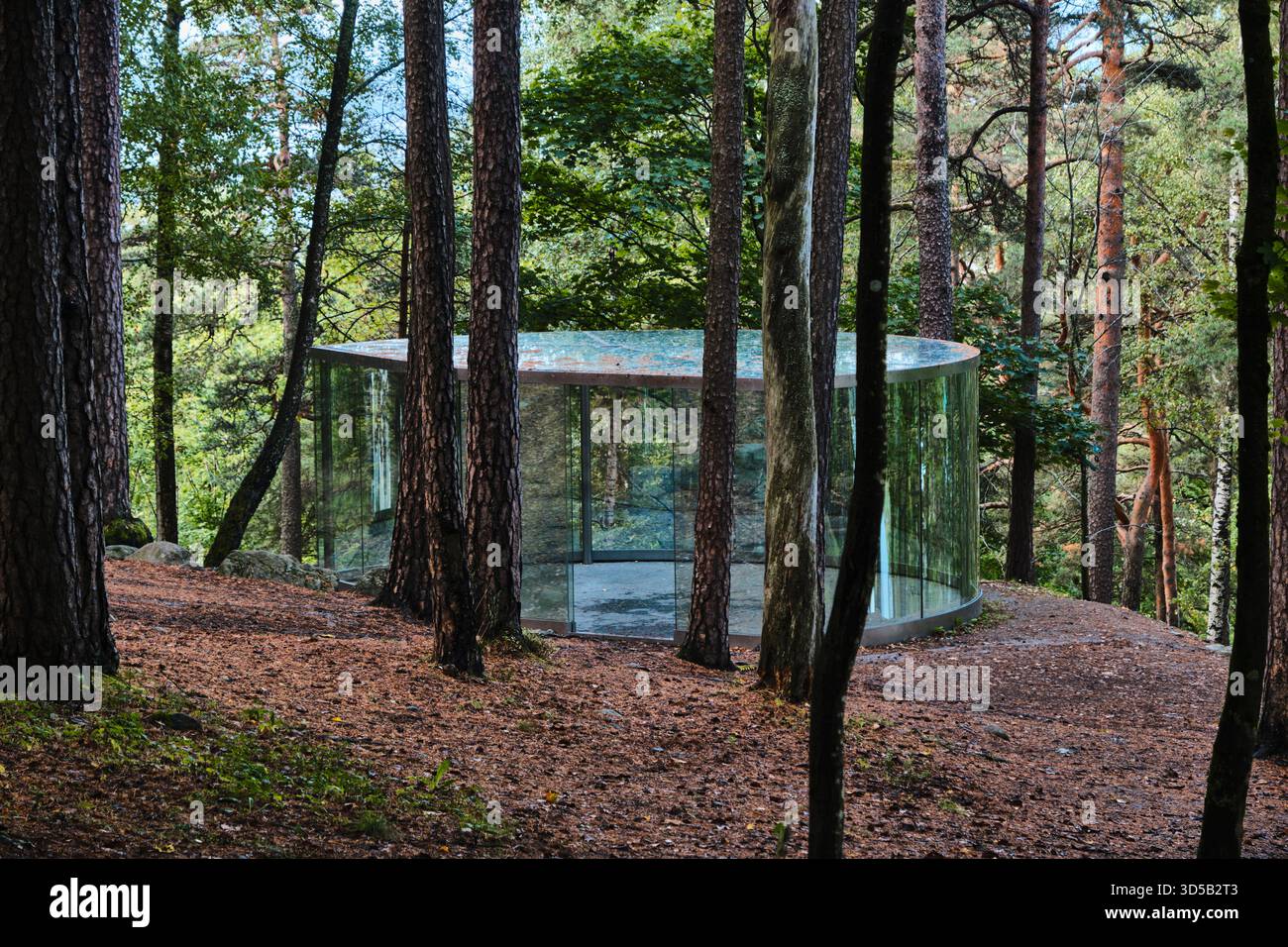 Oslo, Norvegia - 7 settembre 2025: Ekeberg Pavilion, realizzato in vetro, metallo e pietra, nell'Ekebergparken Sculpture Park dell'artista Dan Graham Foto Stock