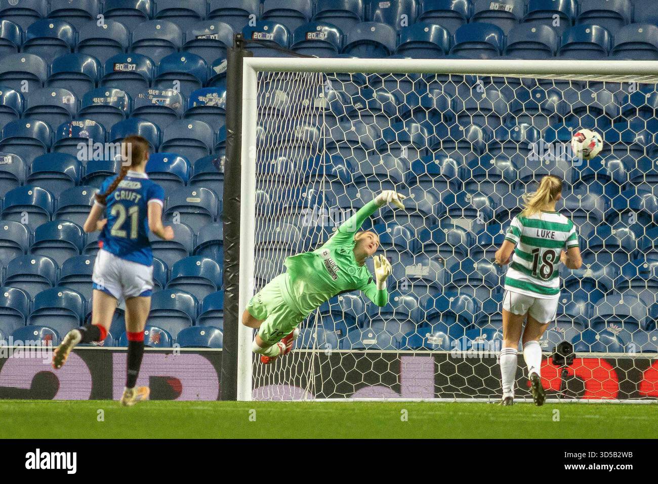 Govan, Scozia. 14 novembre 2025. OBIETTIVO! 3-2 mia McAulay dei Rangers FC sciopero da distanza batte la mano tesa di Lisa Rodgers del Celtic FC durante la Scottish Women's Premier League Rangers FC vs Celtic FC Credit: Colin Poultney/Alamy Live News Foto Stock