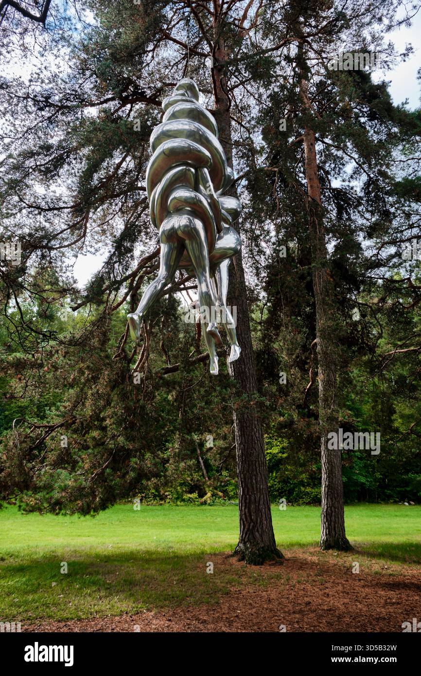Oslo, Norvegia - 7 settembre 2025: Scultura in alluminio "la coppia" dell'artista Louise Bourgeois nel Parco delle sculture di Ekebergparken Foto Stock