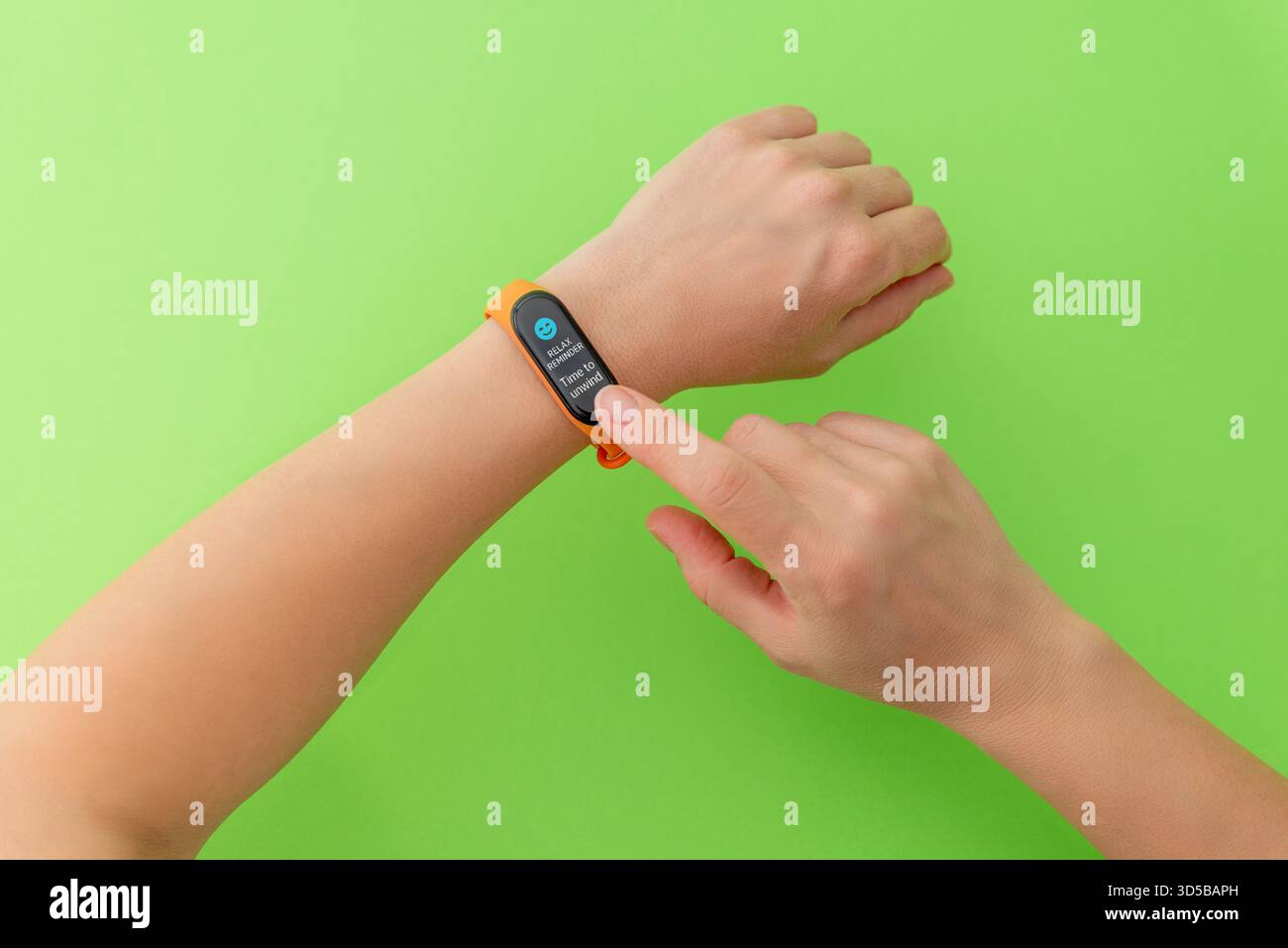 Banda intelligente che mostra un promemoria di benessere su uno sfondo verde brillante, evidenziando la consapevolezza dello stress, l'equilibrio quotidiano e l'uso consapevole della tecnologia per la modalità Foto Stock