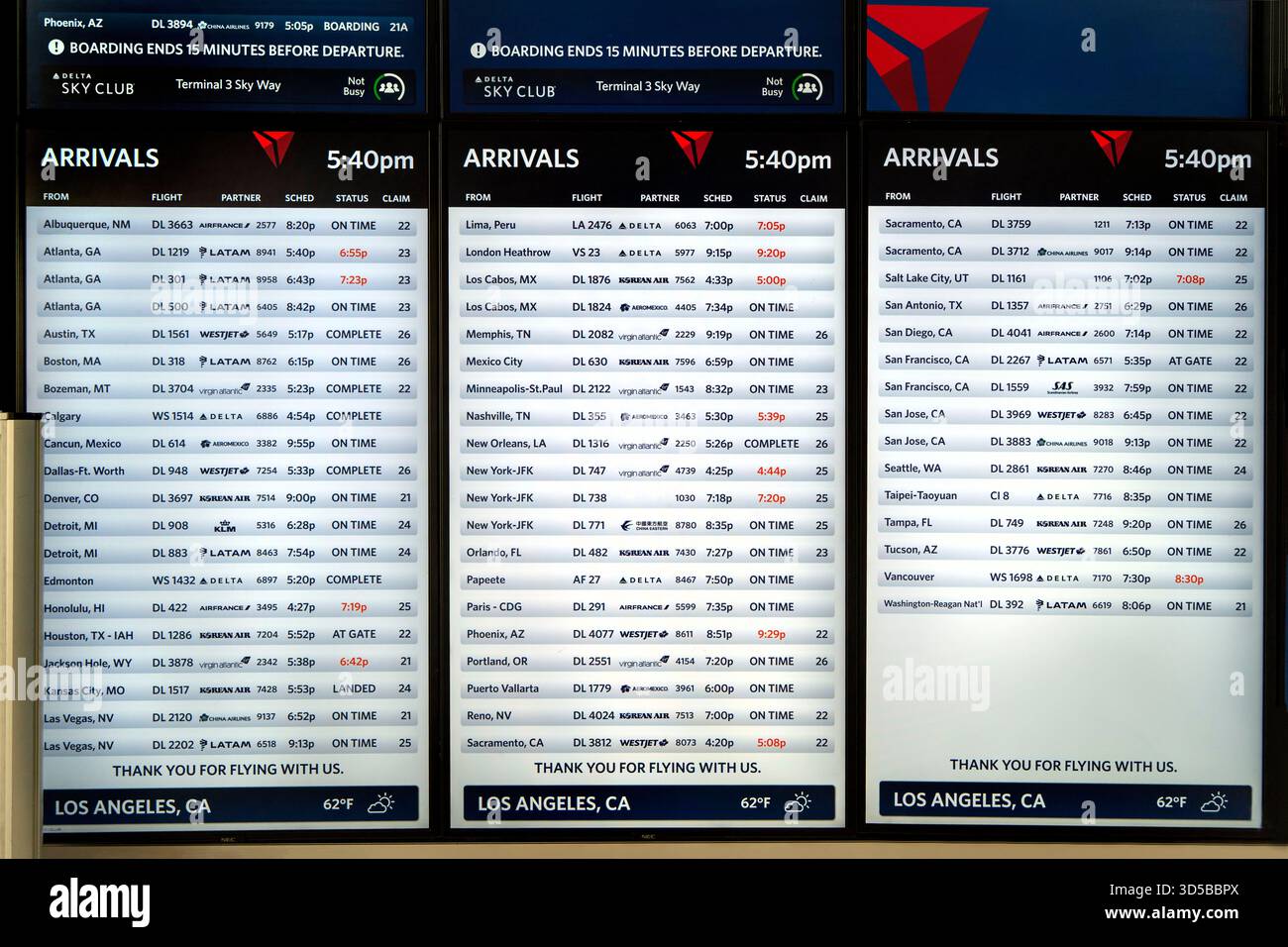 Gli arrivi salgono a bordo all'Aeroporto Internazionale di Los Angeles Foto Stock
