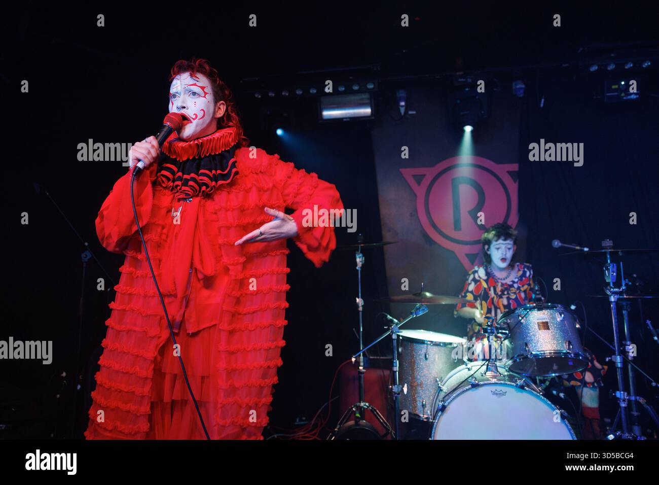 Queer punk band The Oozes si esibisce dal vivo al Revenge di Brighton nel novembre 2025. Tom Gilbert (voce) e Olly Chrich (batteria) Foto Stock
