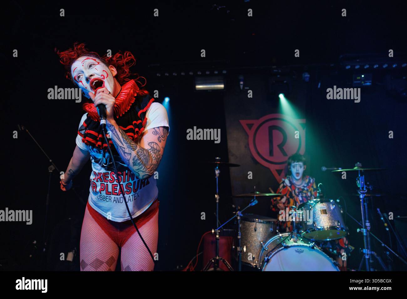 Queer punk band The Oozes si esibisce dal vivo al Revenge di Brighton nel novembre 2025. Tom Gilbert (voce) e Olly Chrich (batteria) Foto Stock