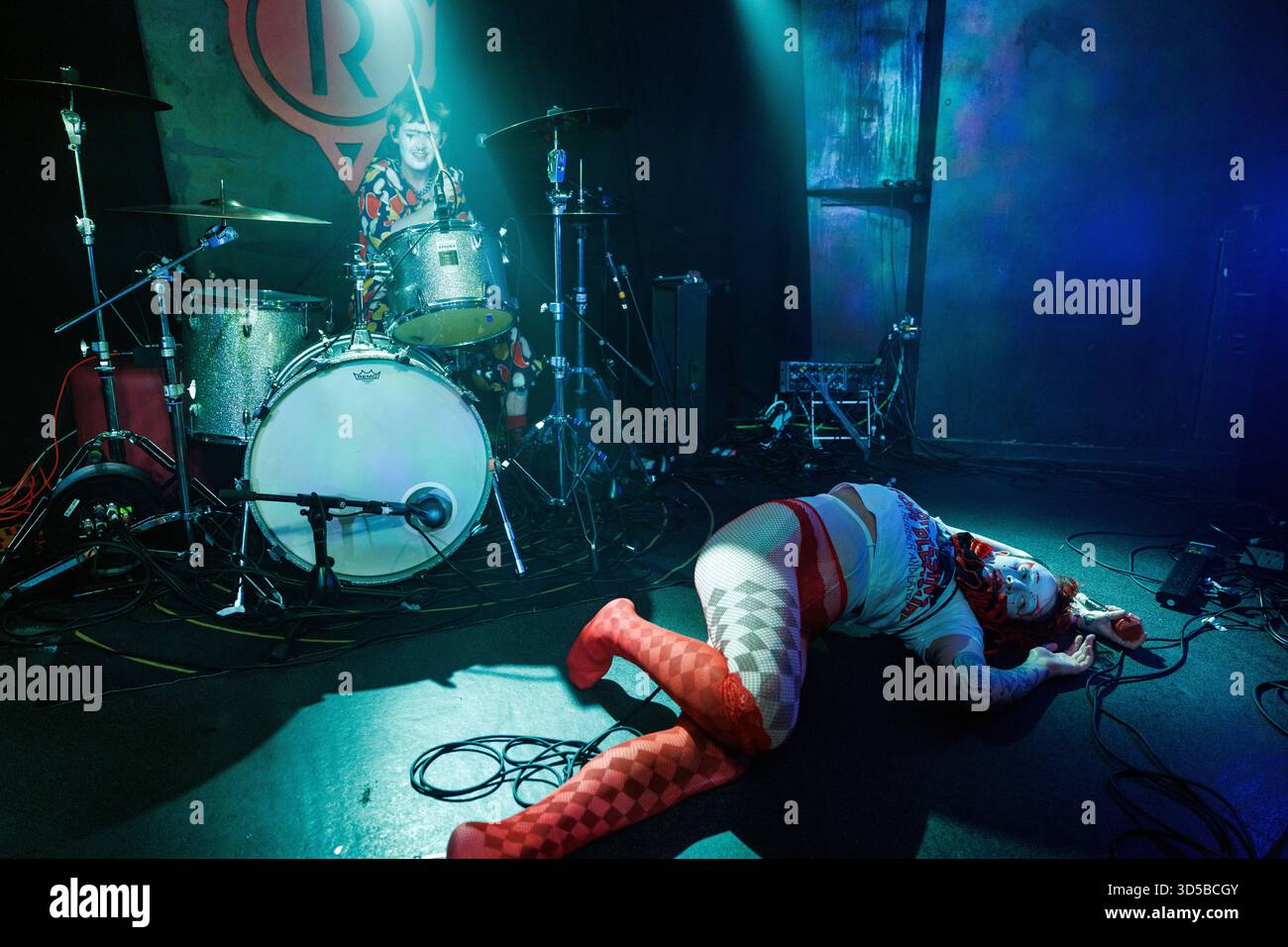 Queer punk band The Oozes si esibisce dal vivo al Revenge di Brighton nel novembre 2025. Tom Gilbert (voce) e Olly Chrich (batteria) Foto Stock