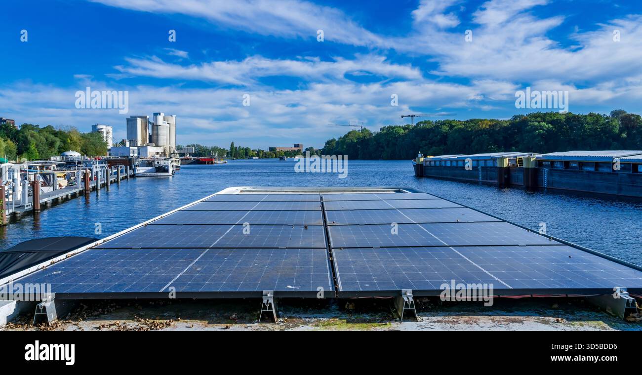 Un array di pannelli solari galleggianti situato a Rummelsburger Bucht, una famosa zona sul lungomare di Berlino. Foto Stock
