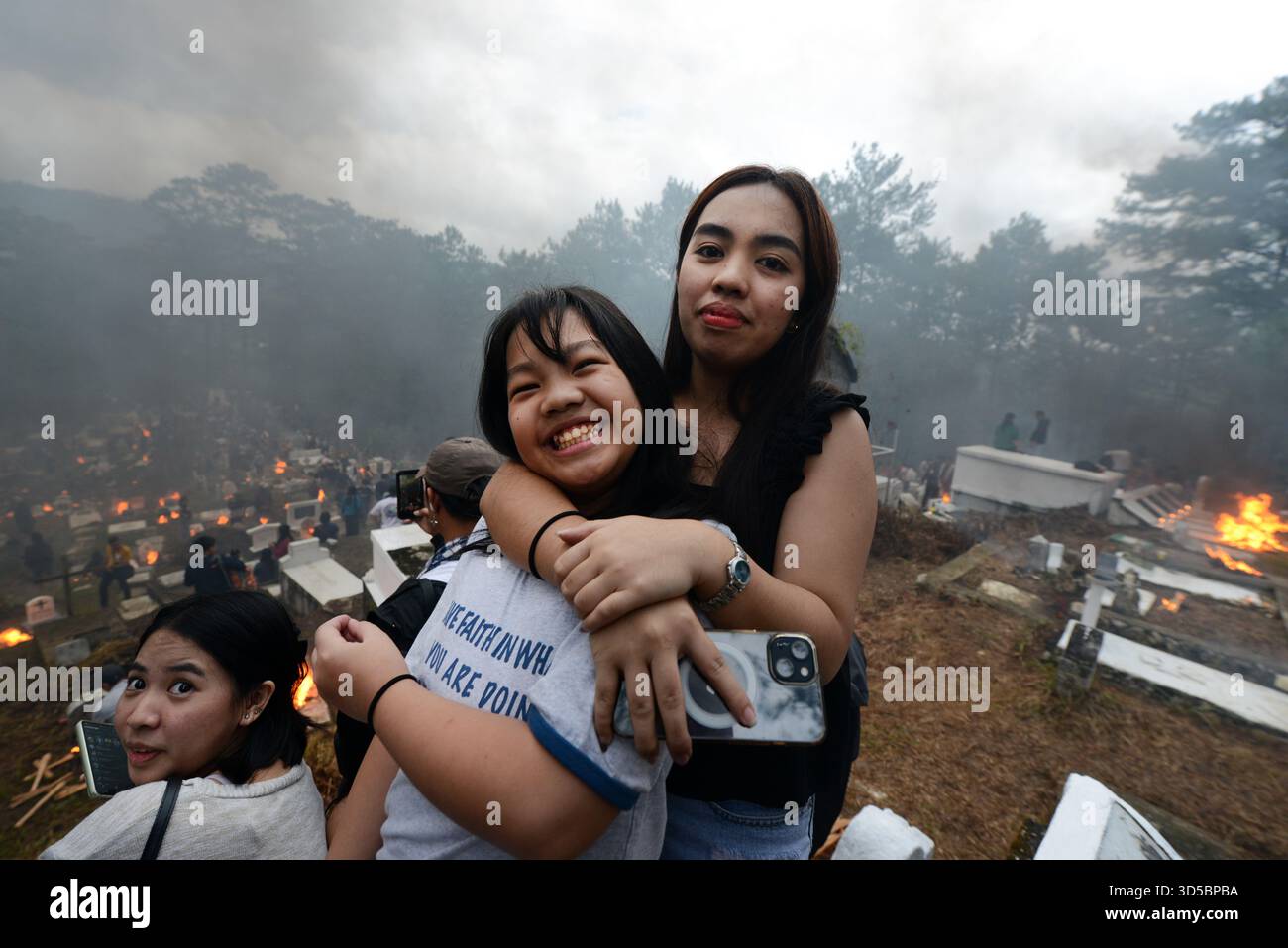 Le famiglie accendono falò sulla tomba dei loro antenati nella notte del giorno di Ognissanti / la sera di tutti i giorni a Sagada, Luzon, Filippine. Foto Stock