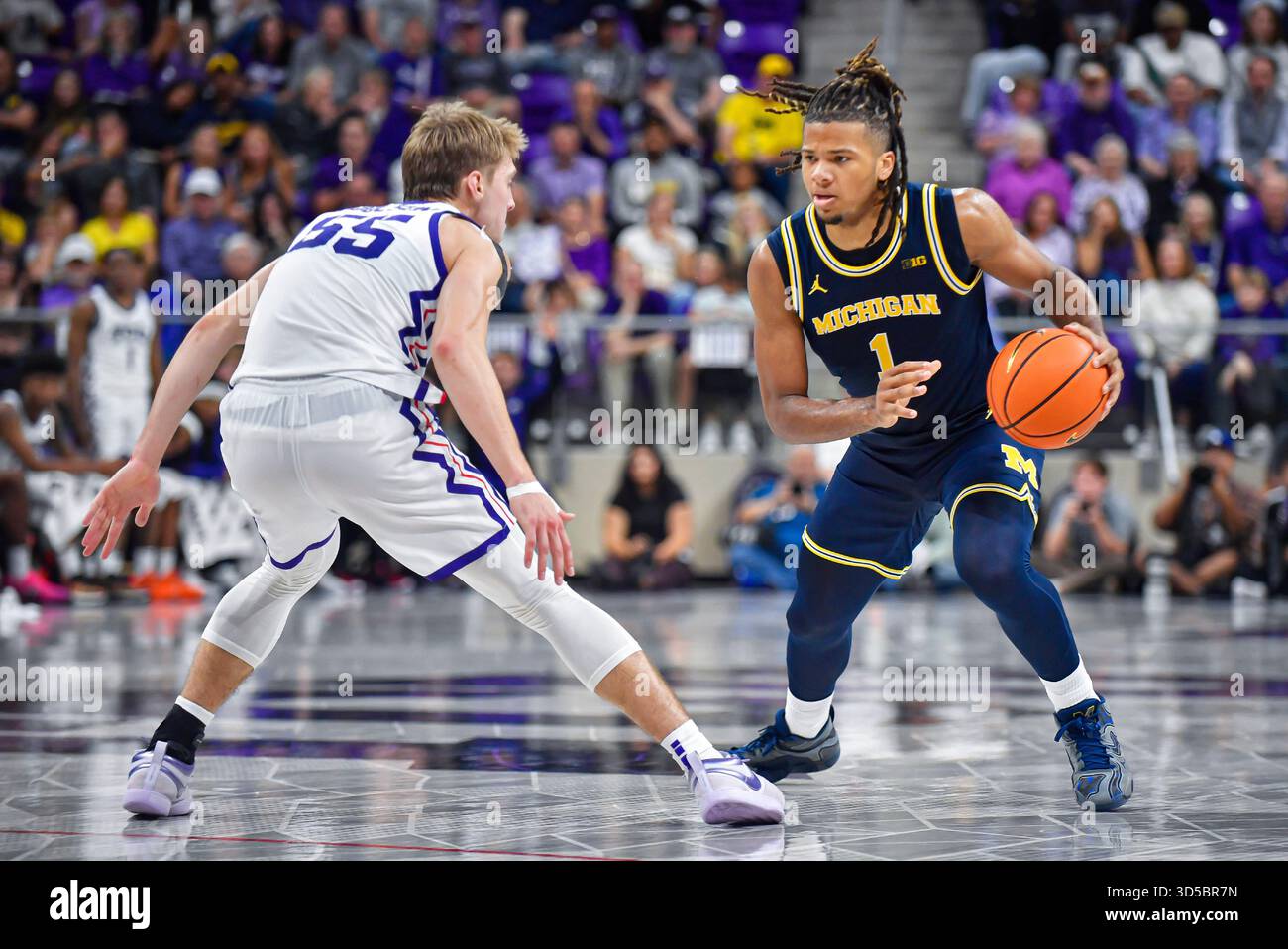 Fort Worth, Texas, Stati Uniti. 14 novembre 2025. Trey McKenney (1), guardia dei Michigan Wolverines, cerca di superare un difensore dei TCU Horned Frogs durante la seconda parte di una partita di basket universitaria alla Schollmaier Arena di Fort Worth, Texas. Austin McAfee/CSM/Alamy Live News Foto Stock