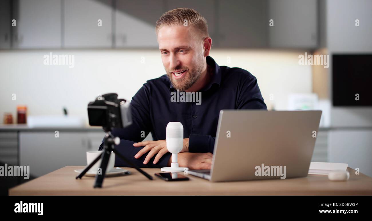 Il marketing online cattura il momento della creazione di contenuti in una cucina moderna Foto Stock