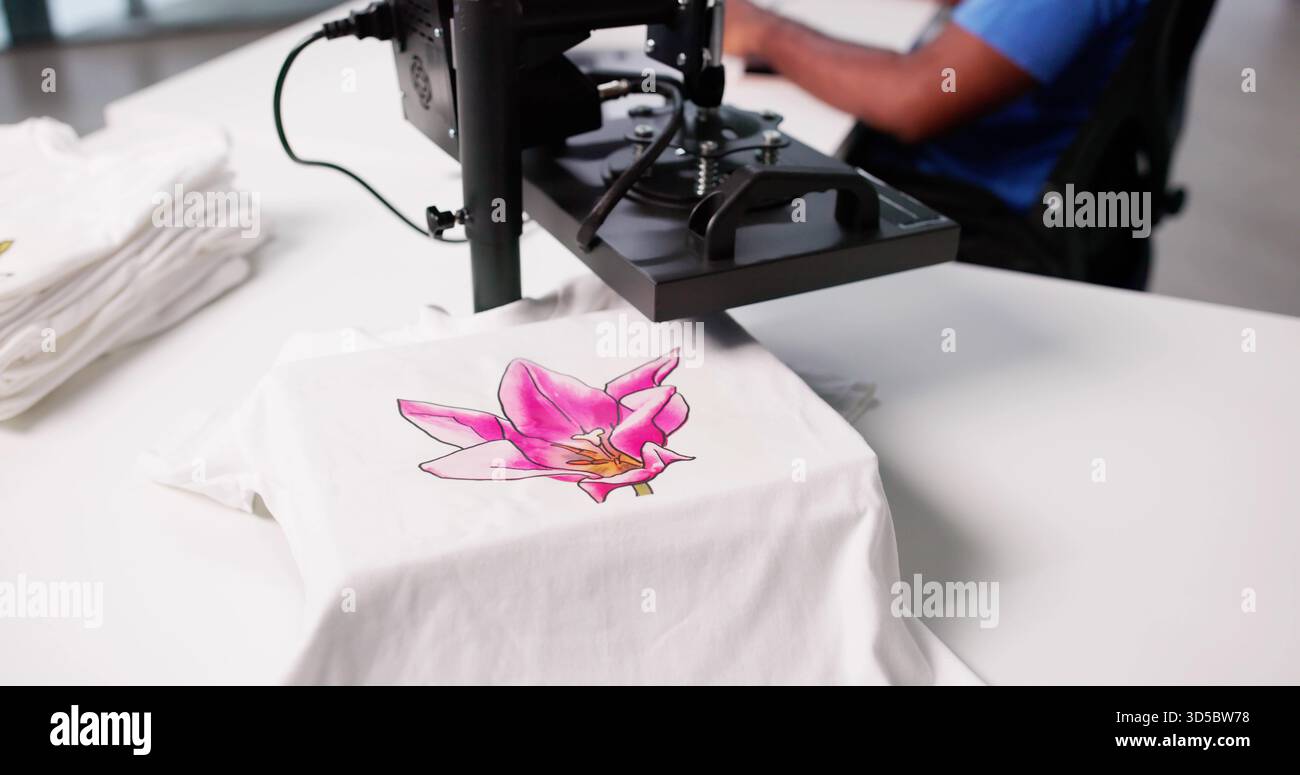T-shirt africana personalizzata disegnata da Young Black Printing Worker Foto Stock