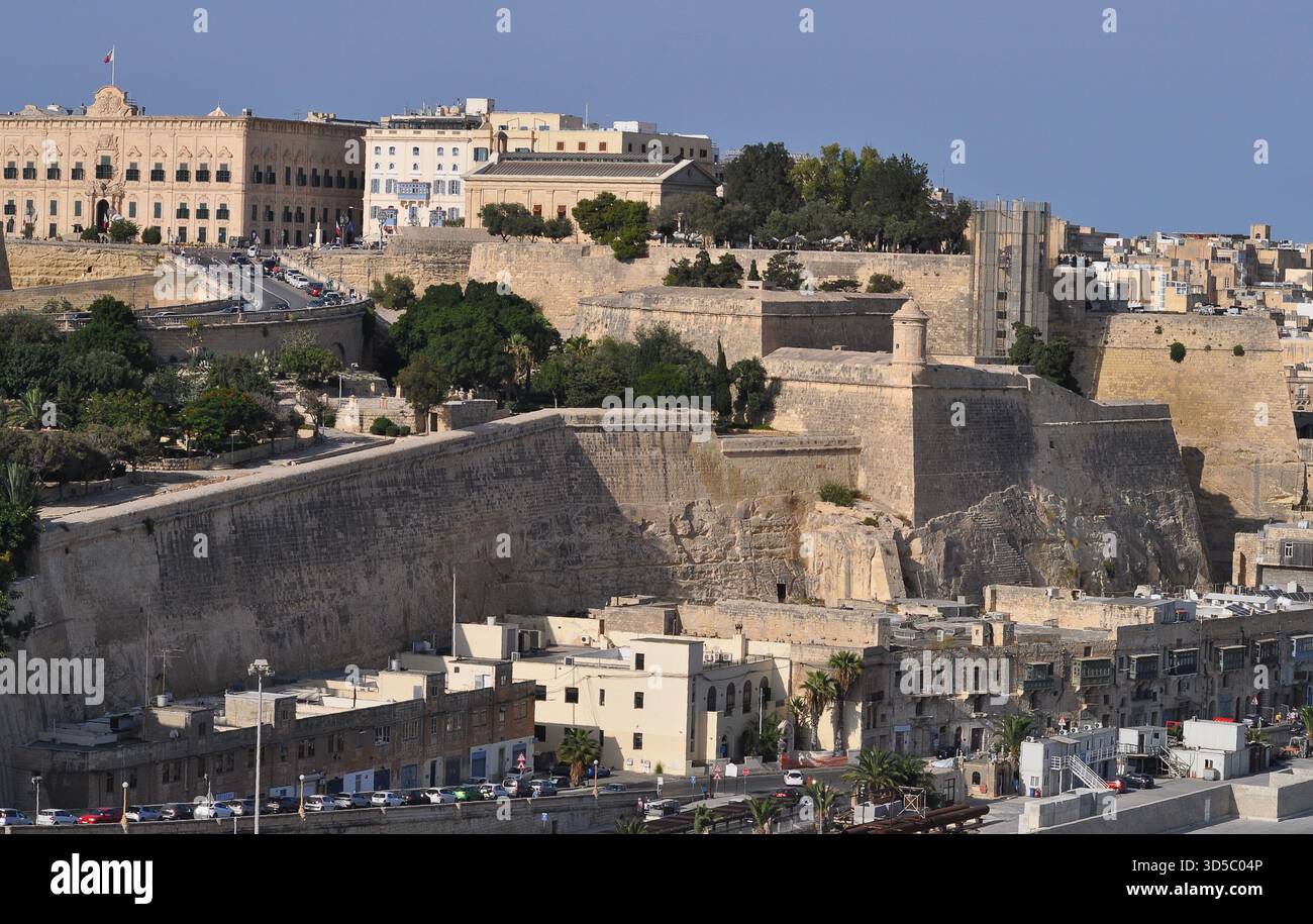 Vista dell'ascensore Barrakka di la Valletta e della città vecchia a la Valletta, Malta Foto Stock