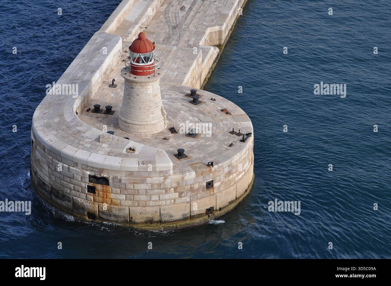 Faro all'ingresso del Grand Harbor, la Valletta (il-Belt), la capitale di Malta Foto Stock