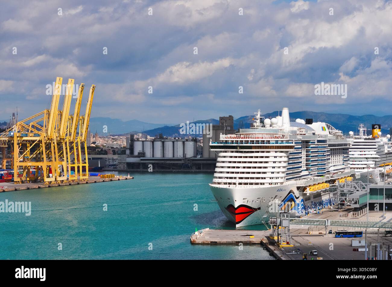 Barcellona, Spagna - 26 settembre 2025: Porto crocieristico di Barcellona, il porto più importante del Mediterraneo a Barcellona, Spagna, il 26 settembre 20 Foto Stock