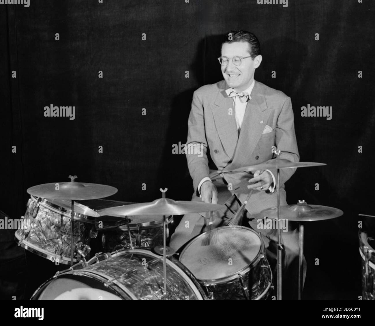 William P. Gottlieb - Ray McKinley, Hotel Commodore, New York, N.Y - aprile 1946 - McKinley è stato un batterista e cantante swing, soprannominato "Eight Beat Mac" per il suo stile ritmico. Ha iniziato a suonare professionalmente con band locali in Texas all'età di dodici anni e in seguito si è Unito alla Glenn Miller Band come batterista e cantante. Dopo la morte di Miller, McKinley diresse la Glenn Miller Orchestra. La foto è stata probabilmente scattata nell'aprile 1946 all'Hotel Commodore di New York. Foto Stock