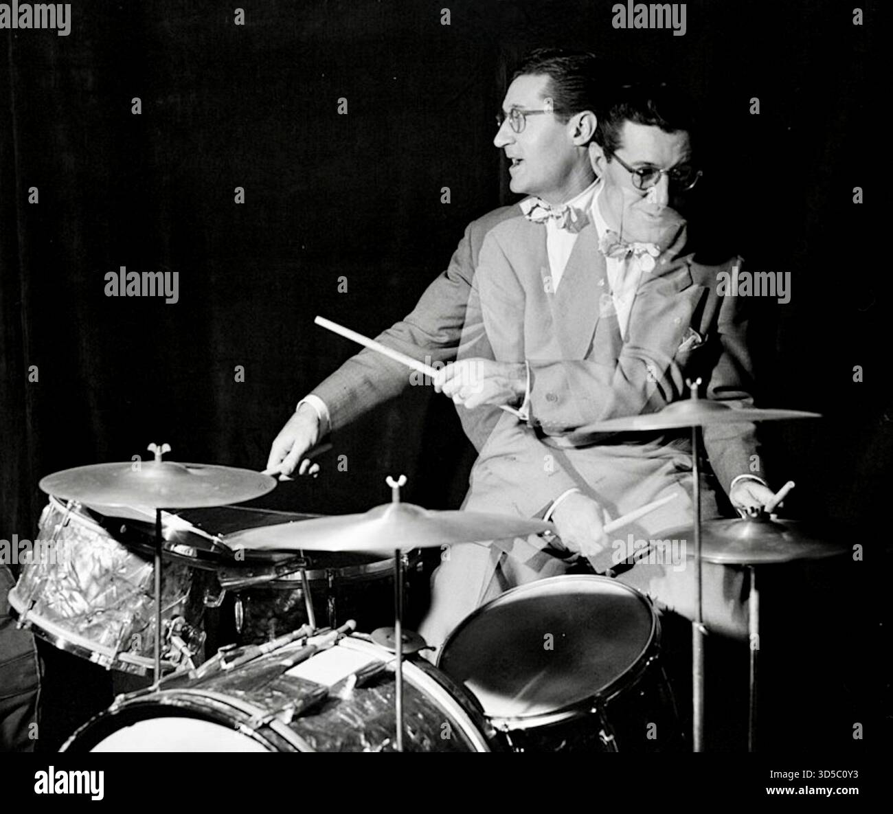 William P. Gottlieb - Ray McKinley, Hotel Commodore, New York, N.Y., CA. Aprile 1946 - la persona raffigurata che suona la batteria è Ray McKinley, un noto batterista jazz americano, cantante e bandleader. L'immagine sembra mostrare un effetto a lunga esposizione, facendo sembrare che ci siano due figure. Foto Stock