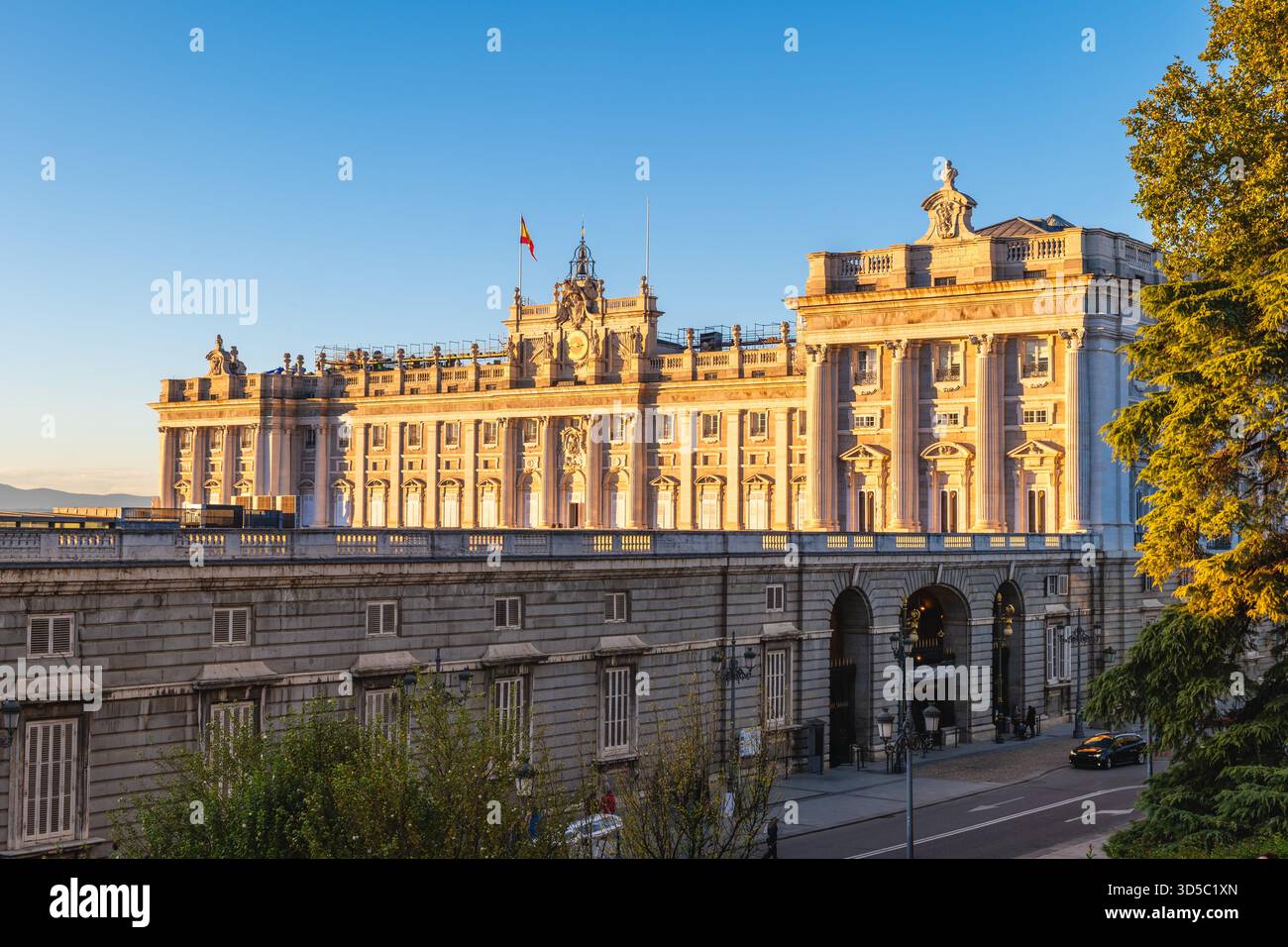 Facciata del Palazzo reale di Madrid, la residenza ufficiale della famiglia reale spagnola a Madrid, Spagna Foto Stock