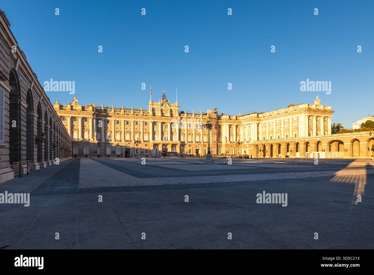 Palazzo reale di Madrid, la residenza ufficiale della famiglia reale spagnola a Madrid, in Spagna al crepuscolo Foto Stock
