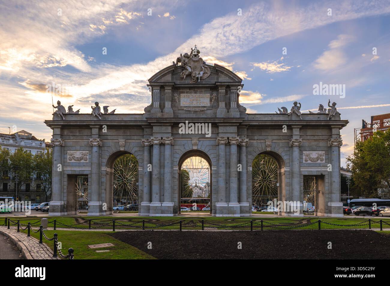 Puerta de Alcala, porta Alcala, in Plaza de la Independencia a Madrid, Spagna al crepuscolo Foto Stock