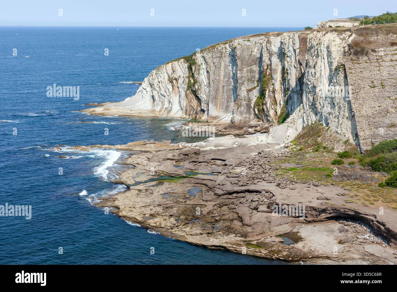 Scogliere spettacolari che si affacciano sulla baia di Biscaglia vicino a Bilbao, in Spagna. Foto Stock